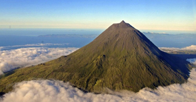 Dia 7 - Conheça a ilha do Pico num tour de jipe